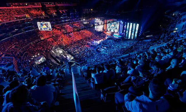 主场优势！2025总决赛举办地观众为所有队伍热烈加油。